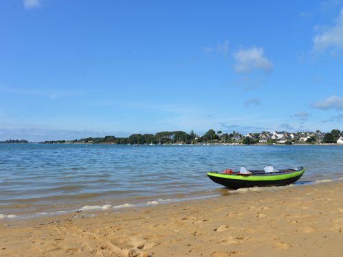 Kayak sur la plage devant le camping