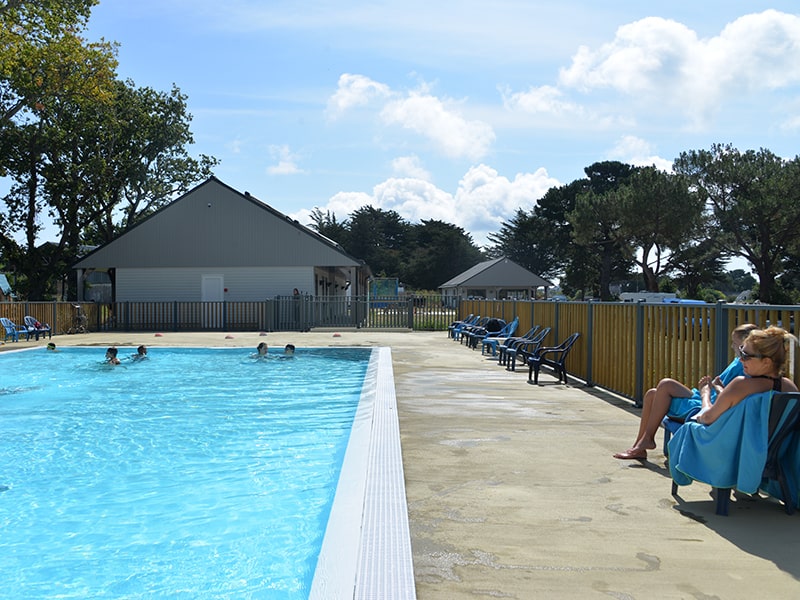 Au bord de la piscine